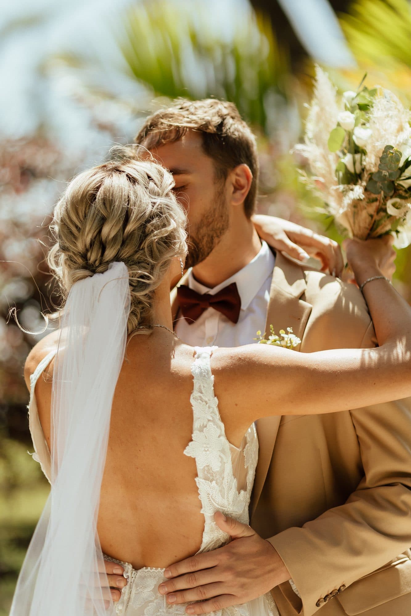 Romantic bridal waves and soft glam makeup on the wedding day