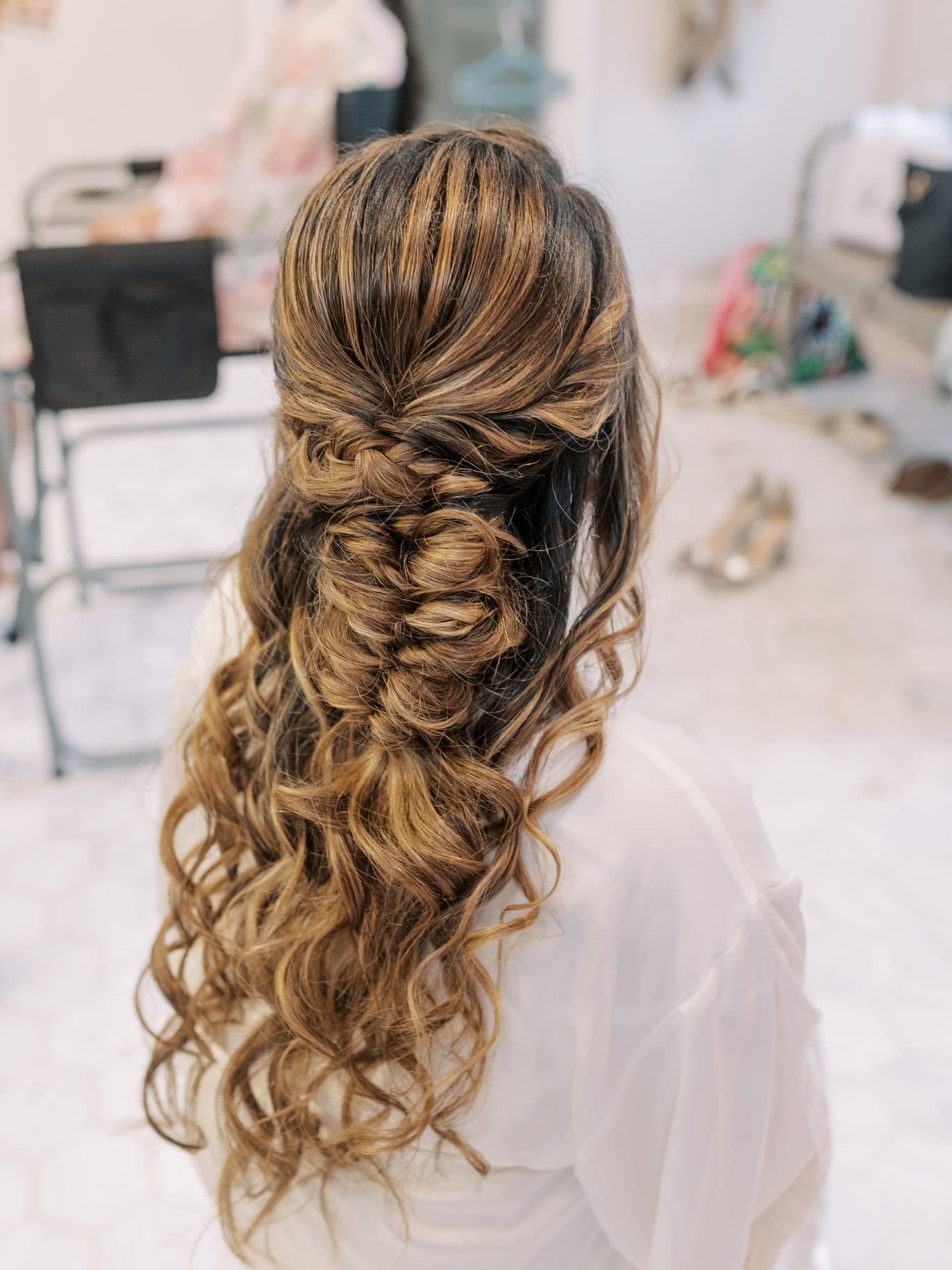 Romantic bridal waves and soft glam makeup on the wedding day
