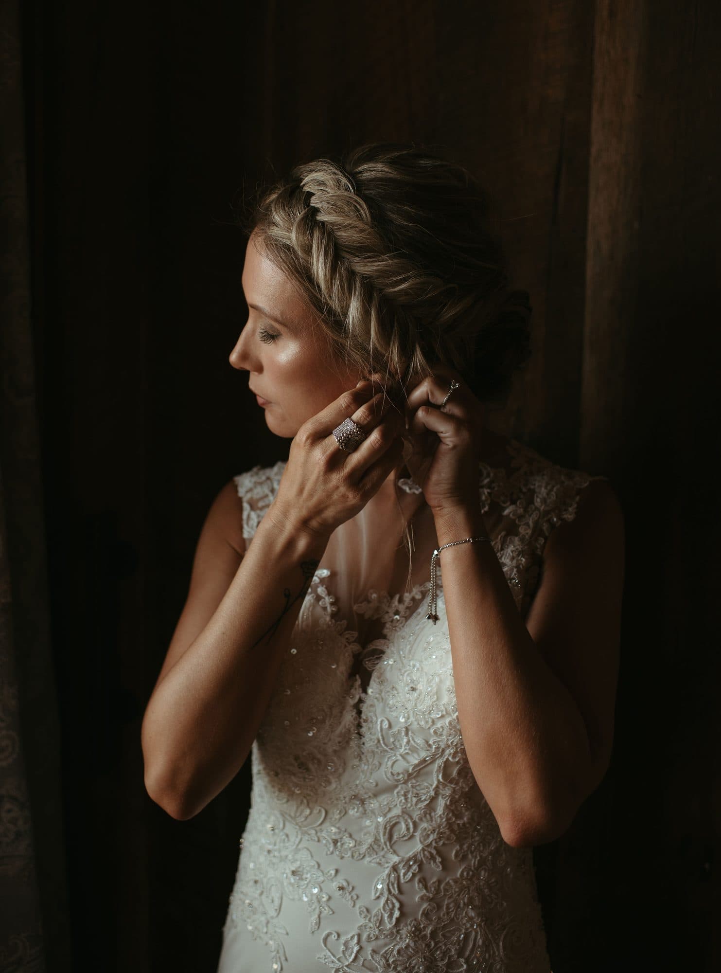 Romantic bridal waves and soft glam makeup on the wedding day