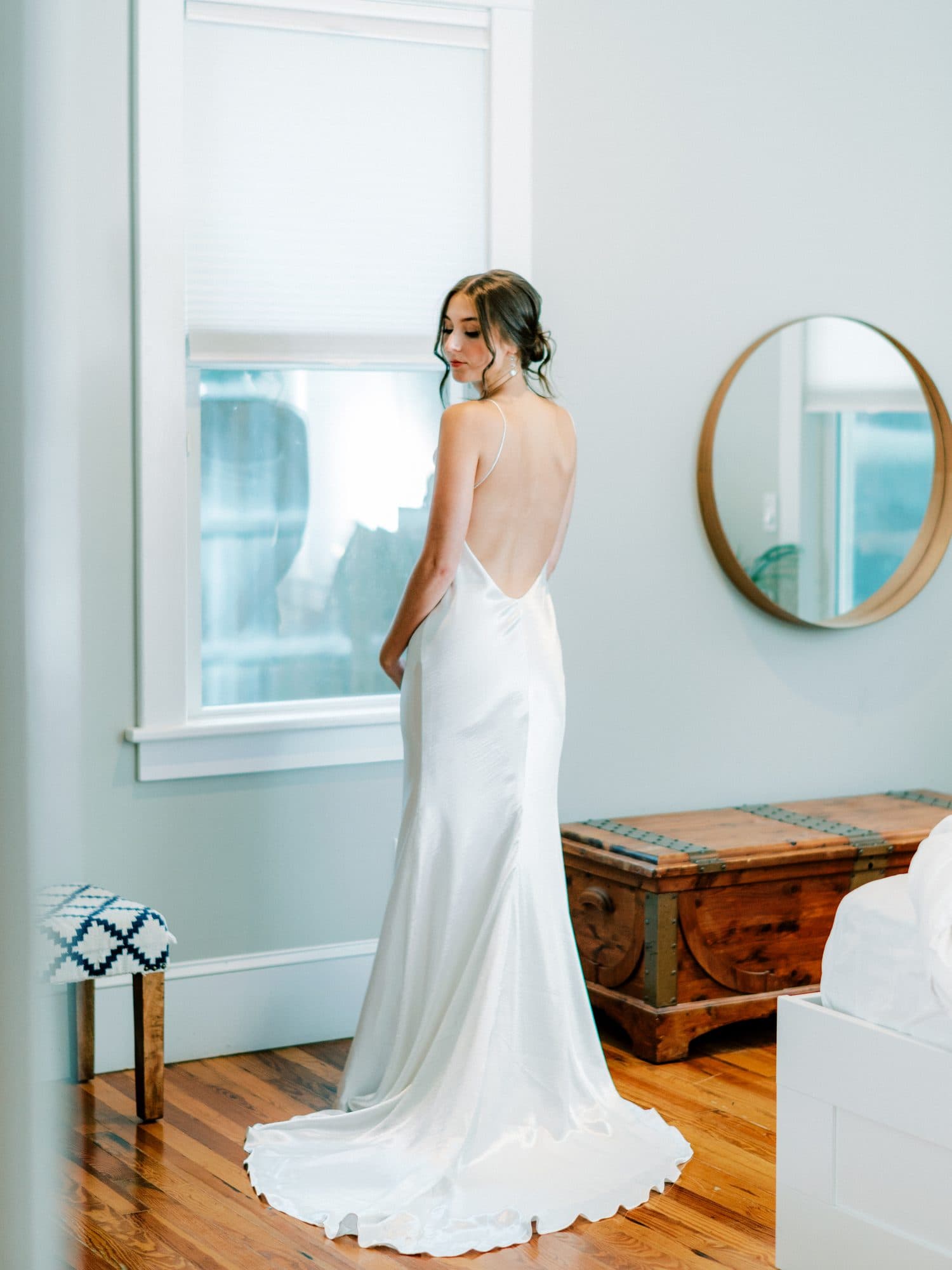 Romantic bridal waves and soft glam makeup on the wedding day